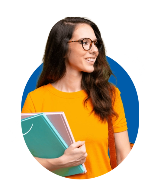 image d'une étudiante en alternance qui tient des livres et qui tourne la tête vers la droite